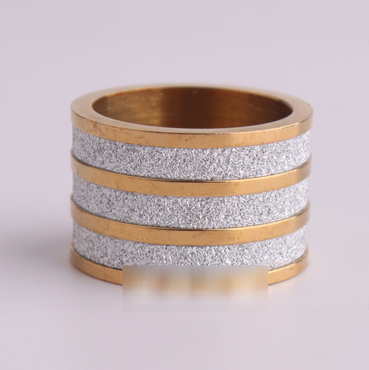 8(499)9387578 Купить кольцо из ювелирной стали 316l с вставками золотого цвета широкое от  - заказать