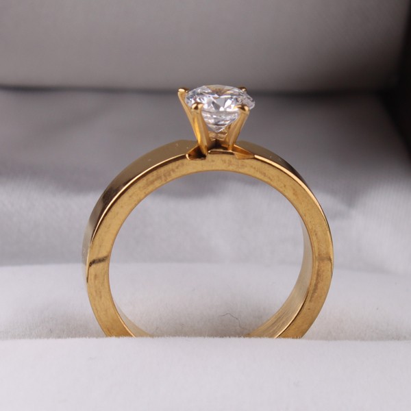8(499)9387578 Купить кольцо золотого цвета с кристаллом в оправе малое от 450 руб. - заказать