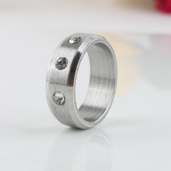 8(499)9387578 Купить кольцо стального цвета с кристаллами от  - заказать